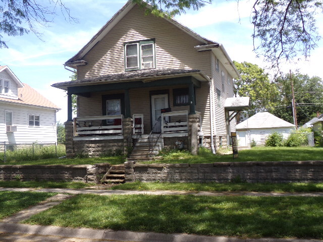 Building Photo - Fantastic College House North of Football ...