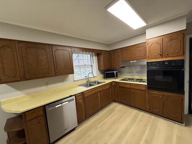 Building Photo - 565 Paris St