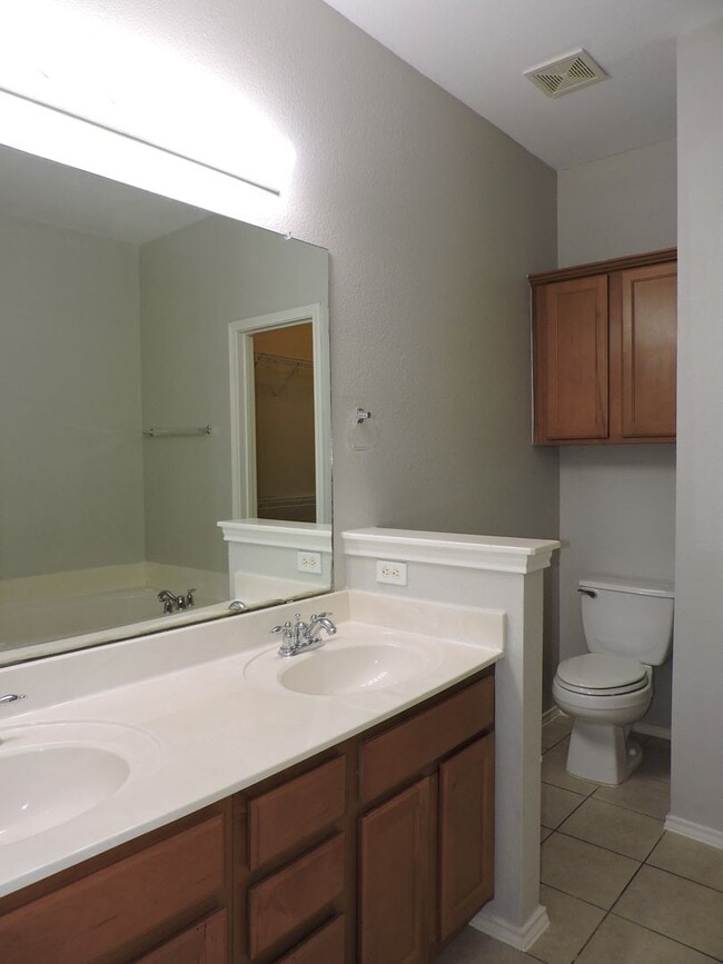 Building Photo - Gorgeous Three Bedroom Condo in South Austin