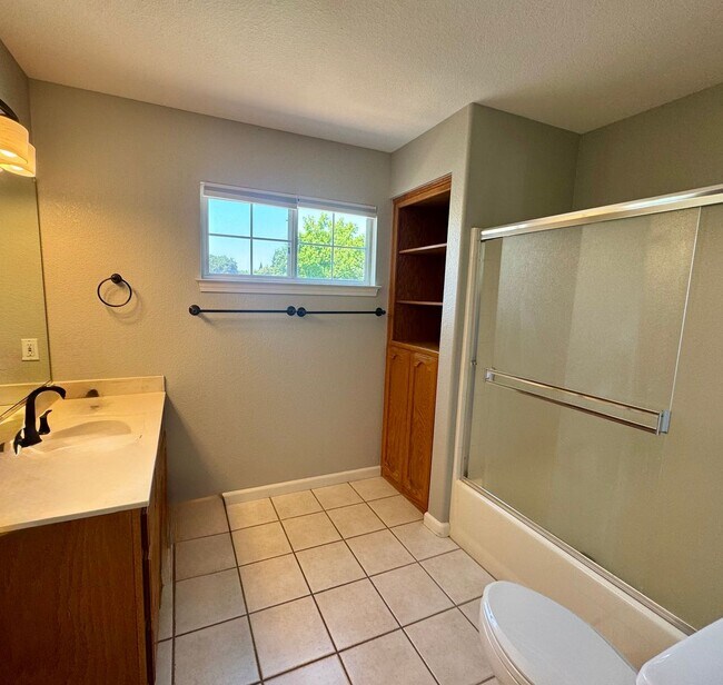 Building Photo - Spacious 2 Bed, 2.5 Bath Home with Loft, Vaulted Ceilings & Private Yard