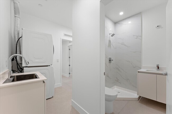 Building Photo - 700 NE 24th St