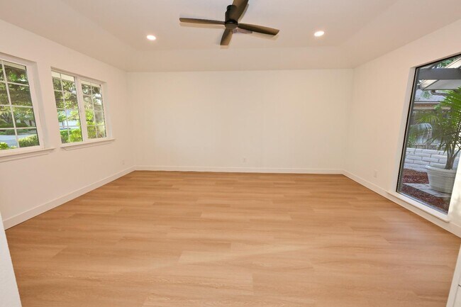 Building Photo - 8418 N Del Mar Ave