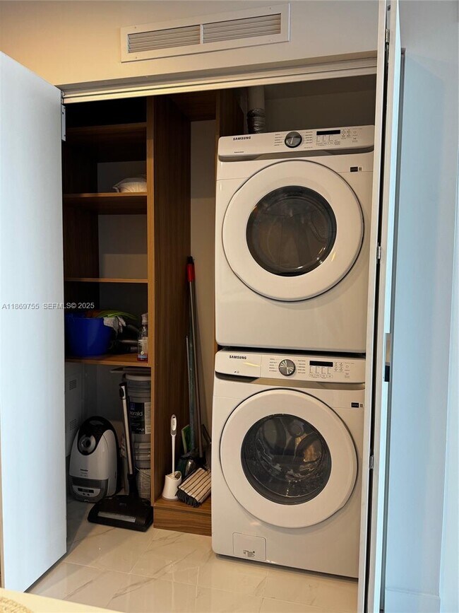 Building Photo - 700 NE 24th St