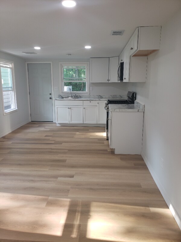 Primary Photo - 3707 Blackstone Ave