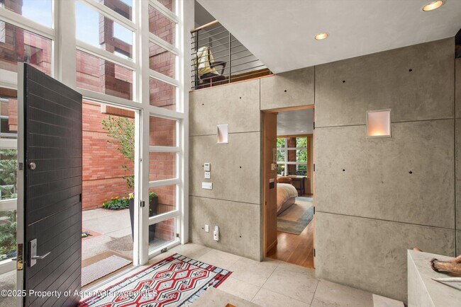 Building Photo - 706 E Hyman Ave