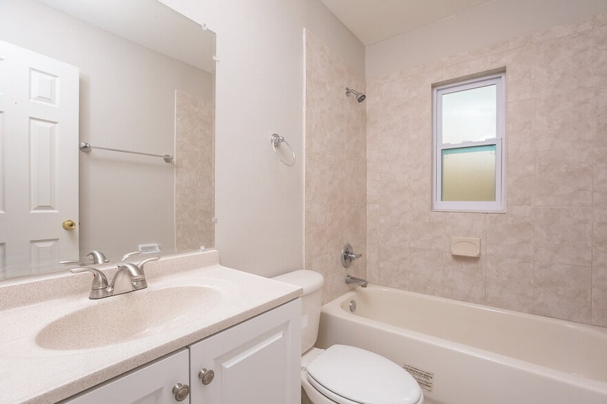 Building Photo - 318 Regal Park Dr