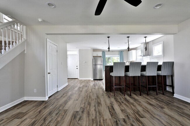 Building Photo - 825 Reinhard Ave