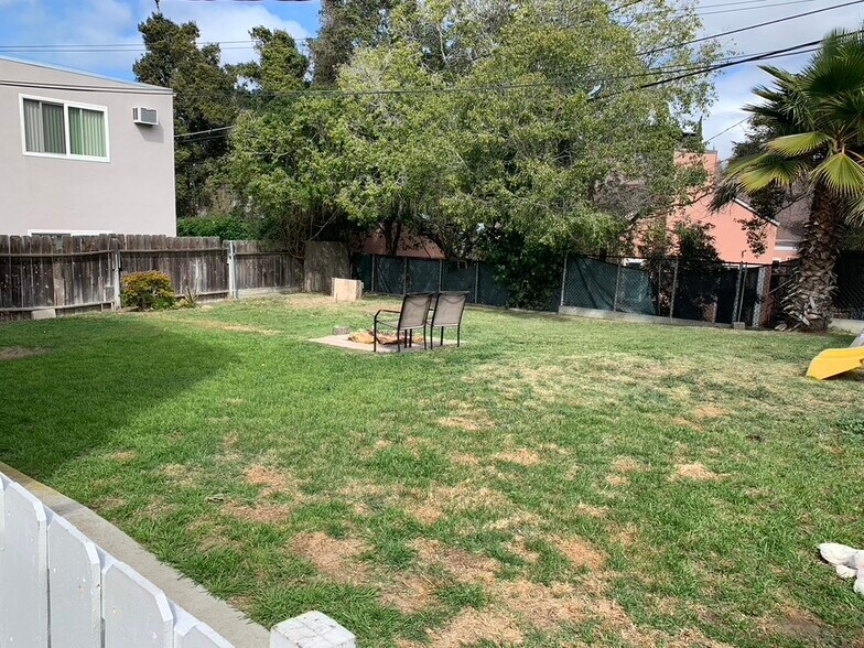 Building Photo - 3680 Voltaire St