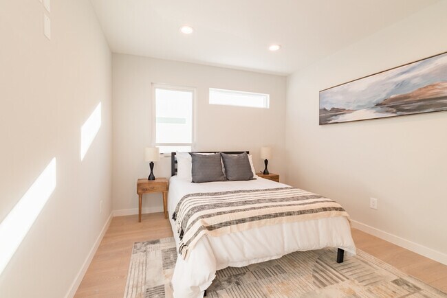 Building Photo - Two Bedroom Town Home-style Like Near NoHo...