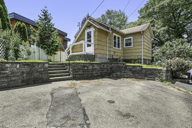 Building Photo - 35 Canna Dr