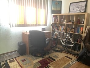 Building Photo - 2 bedroom, 1.5 bath bath two story duplex near parks and trails, lawn and snow included