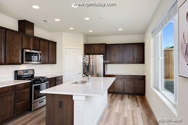 Building Photo - 4 Bedroom Home with Valley Views!