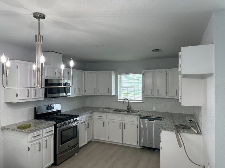 Building Photo - 133 Huisache St