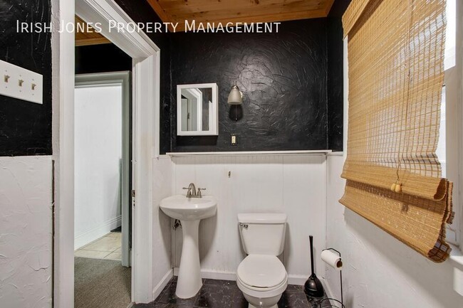 Building Photo - 2829 South Park Ave