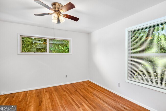 Building Photo - 2563 Beverly Hills Dr