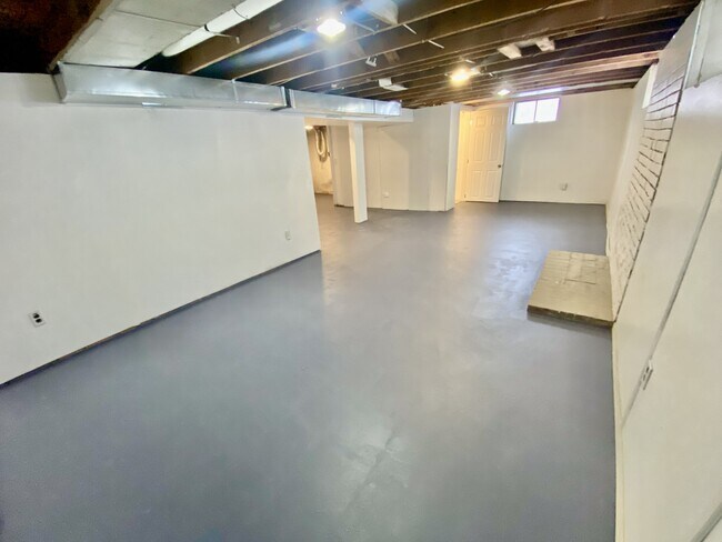 Building Photo - 2429 Mary Ave