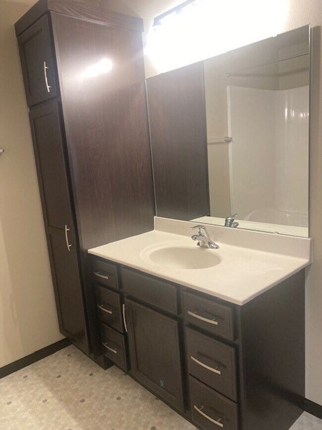 Building Photo - Modern 3 Bedroom Home with Garage & Fenced Yard for Rent!