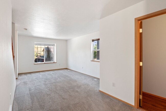 Building Photo - Downtown / Peaceful Valley 2 Bed 2 Bath ho...