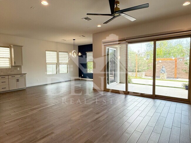 Building Photo - 1447 E Flower St