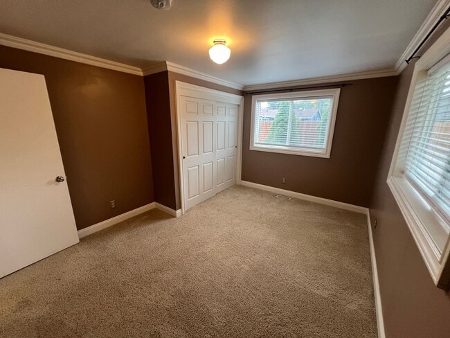 Building Photo - 3 Bedroom Home on Quiet Street with Lots o...