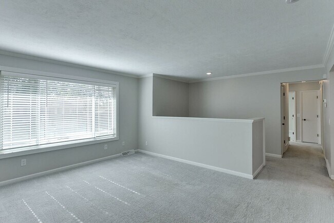 Building Photo - Large home in quiet neighborhood