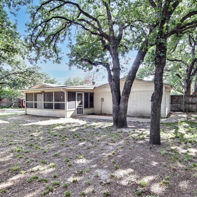 Building Photo - 1520 Sunnybrook Dr