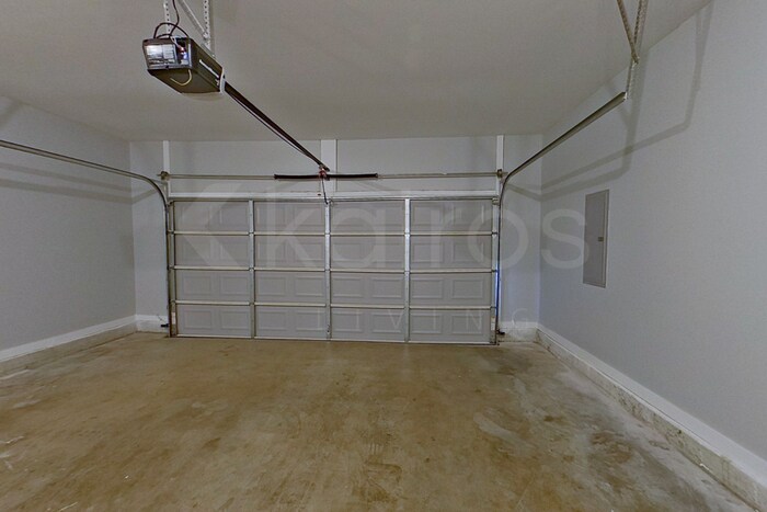 Building Photo - 8008 Shadesbrook Dr