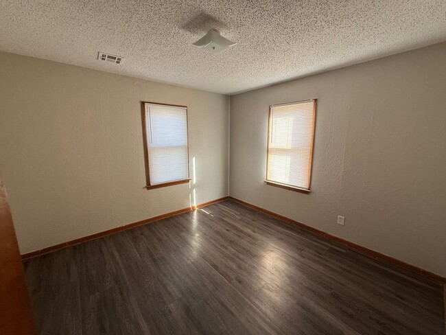 Building Photo - 3 bed 1 bath 2 car, indoor laundry and new...