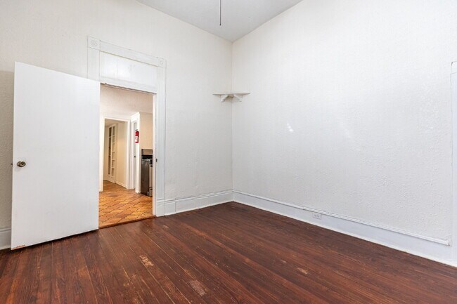 Building Photo - 426 W Woodlawn Ave