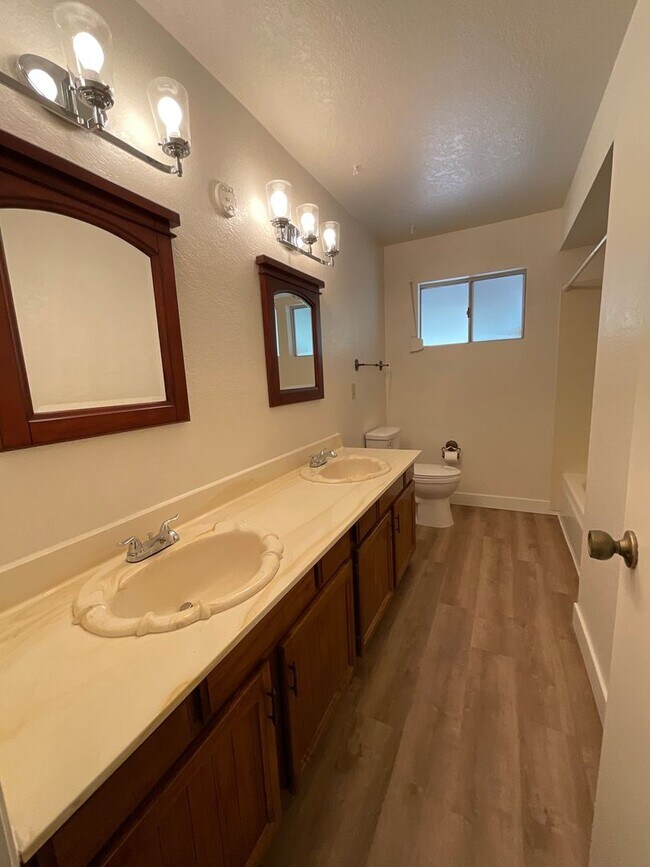Building Photo - Great Northwest location Magee & La Canada