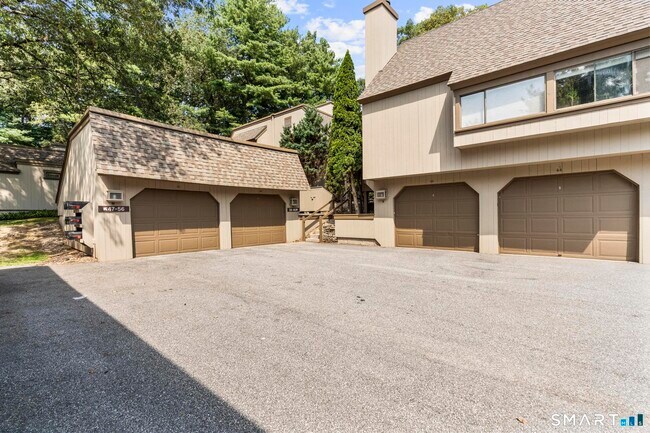 Building Photo - 43 Great Meadow Ln