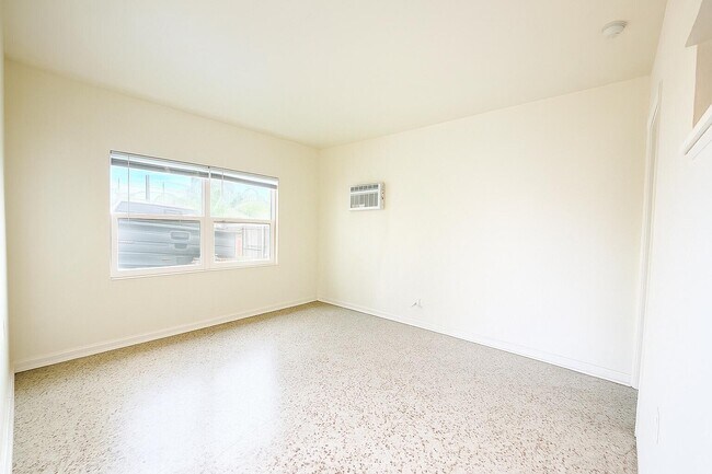 Building Photo - 528 58th St