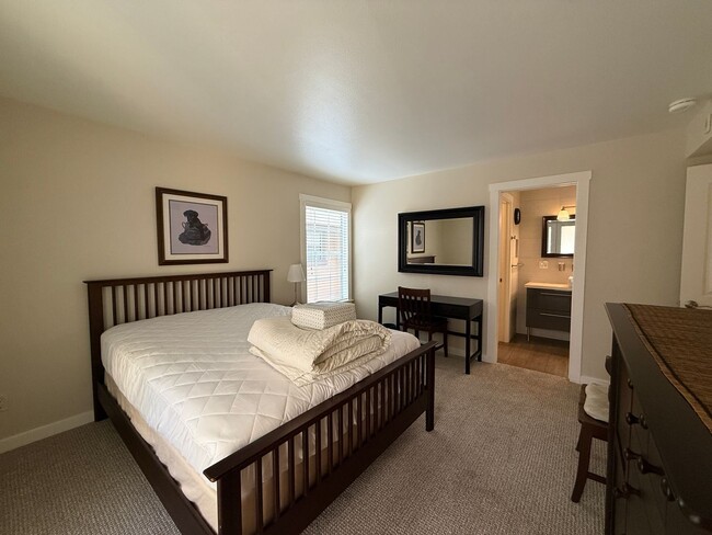 Building Photo - Fully Furnished 2 Bed 2 Bath Condo with Private Patio, 2 Gated Parking Spaces, Pool and Gym