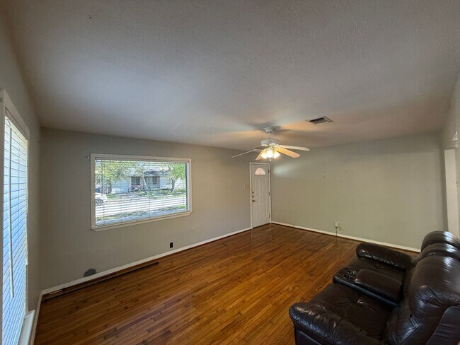 Building Photo - TWO BEDROOM ONE BATH ON LARGE LOT!