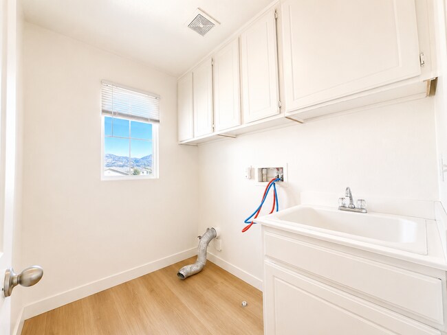 Building Photo - Beautifully Updated 5 Bedroom House with 3 Car Garage For Rent