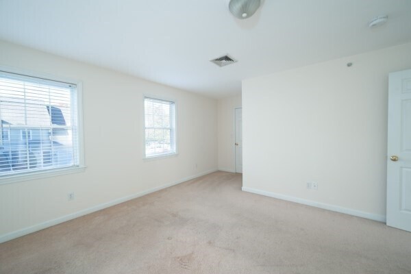 Building Photo - 117 Tamarack Ln