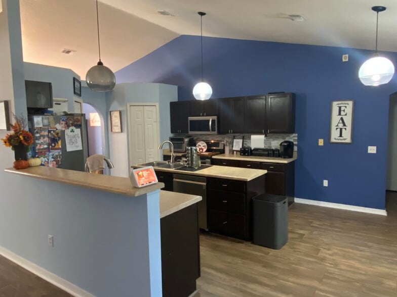 Building Photo - 4600 Tarrega St