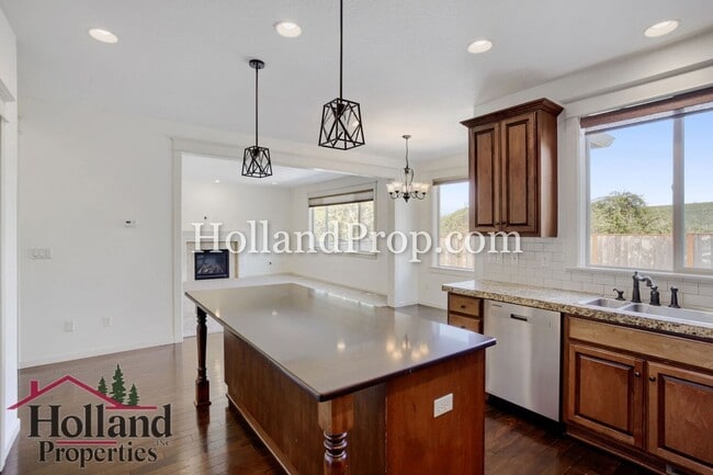 Building Photo - Spacious 4-Bedroom Portland Home with Fenced Yard, Fireplace & Modern Finishes!