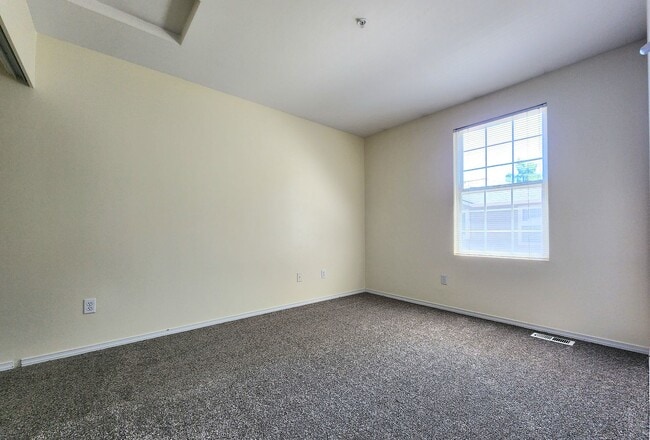 Building Photo - 3 Bedroom 2.5 Bath Townhome in Everett