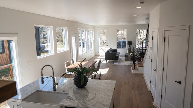 Building Photo - Holly Luxury Living