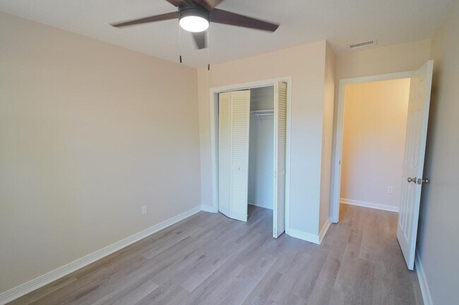 Building Photo - 1545 Pine View Dr