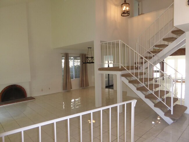 Building Photo - 3 Bedroom Pool Home in Canyon Country!