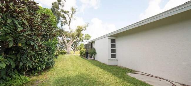 Building Photo - 12 Broadmoor Rd
