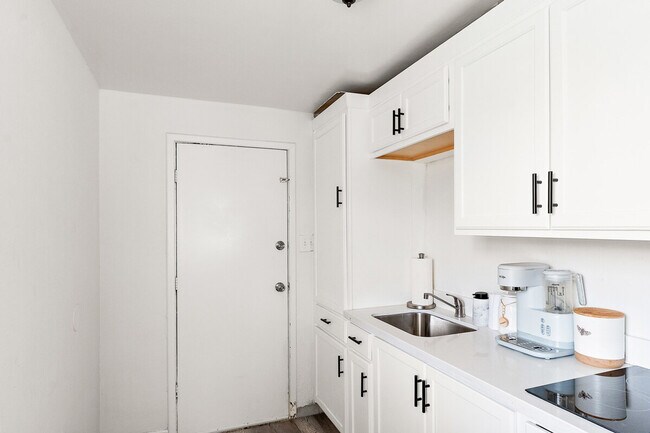 Building Photo - 704 W Main St