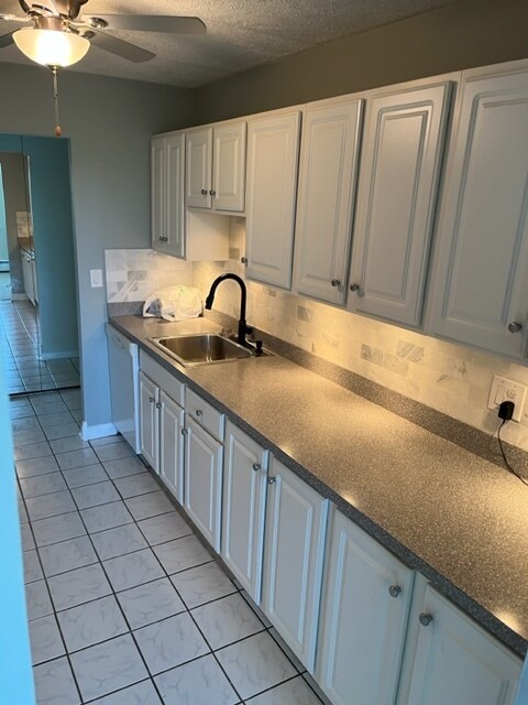 Kitchen - 225 S Rohlwing Rd