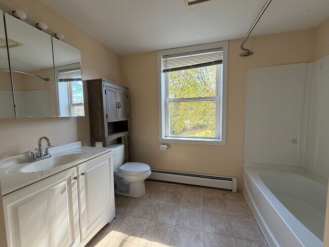 Building Photo - 122 Church St