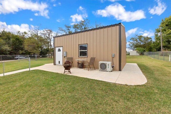 Building Photo - 421 Sweetbough St