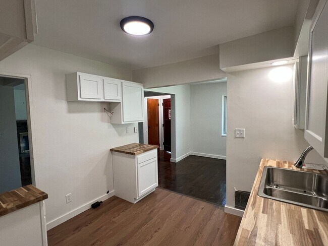 Building Photo - Charming 3-Bedrooms 1 bath with Hardwood F...