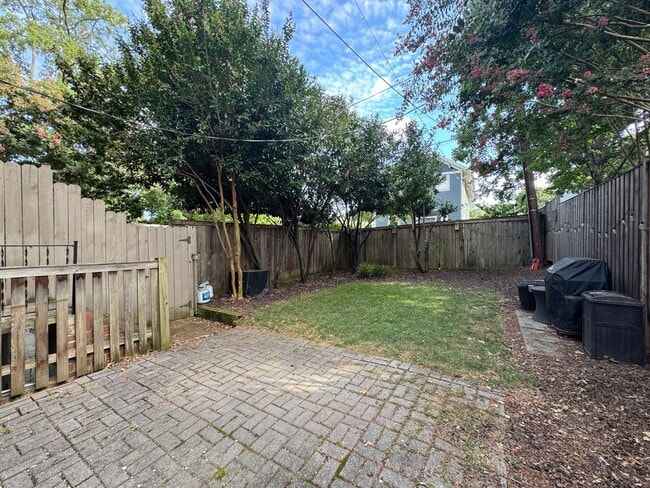 Building Photo - Beautiful 2 Bed 2 Bath Semi-Detached Brick...