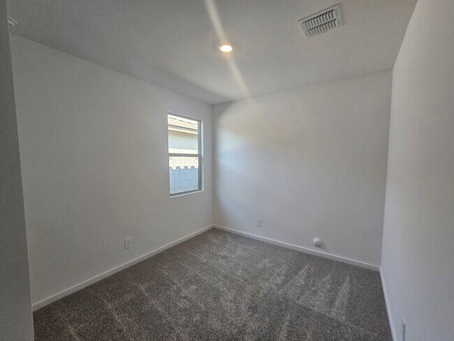 Building Photo - Beautiful new build w mountain views